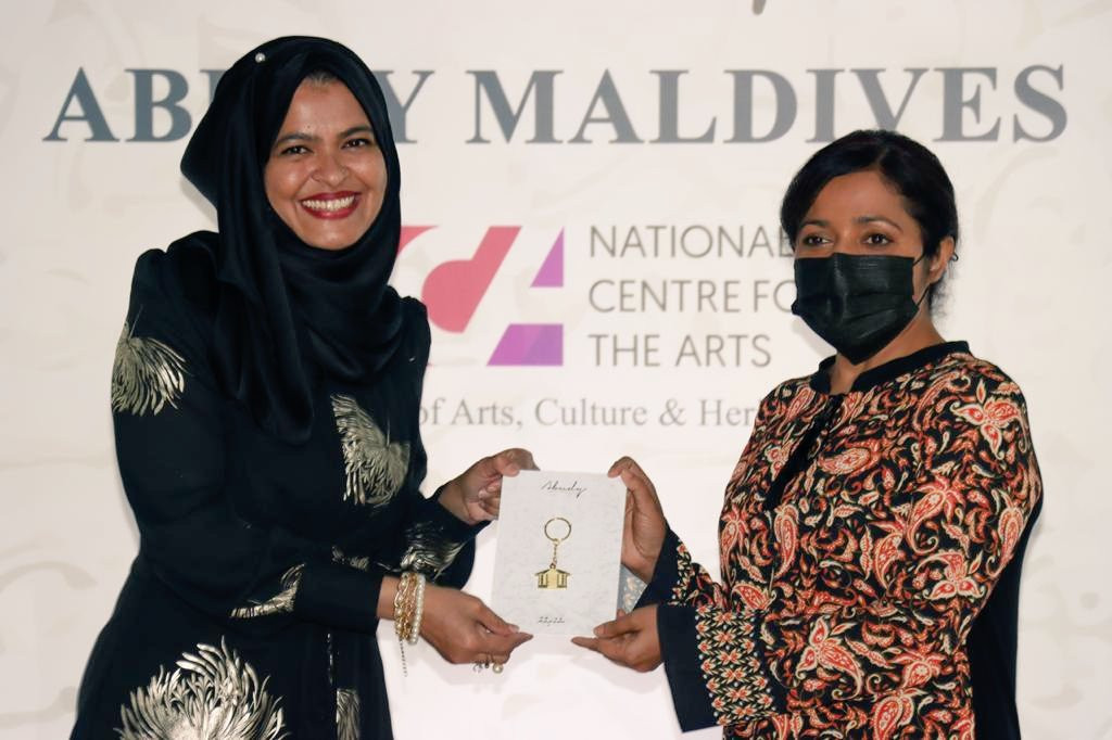 އަބުޑީ މޯލްޑލިވްސްގެ ކޯހުގެ ބައިވެރިންނަށް ސަނަދު ހަވާލުކުރުމުގެ ރަސްމިއްޔާތުގެ ތެރެއިން