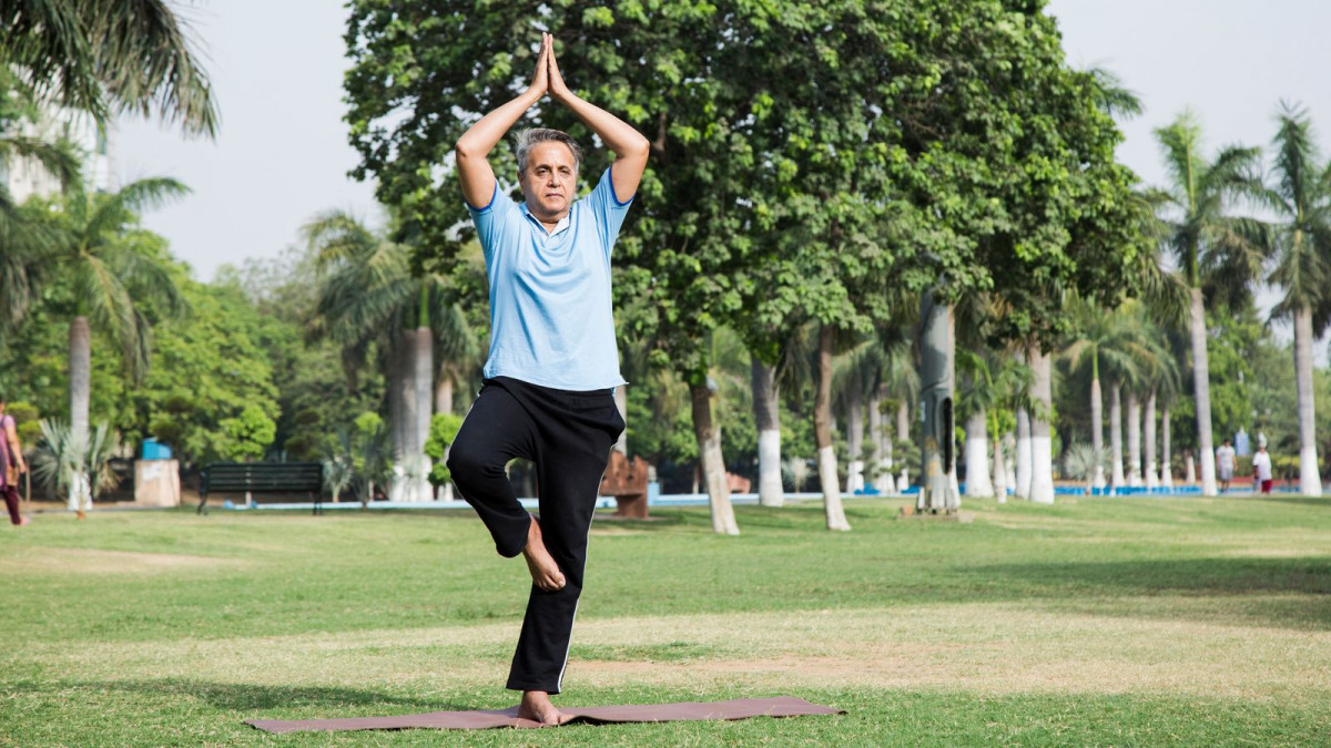 އެއް ފައި މައްޗަށް ބެލެންސް ކޮށްގެން ކަސްރަތު ކުރަނީ