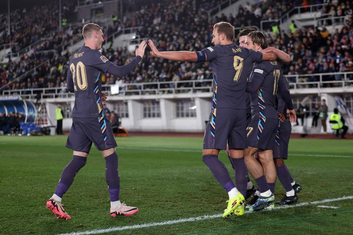 މެޗުގައި ލަނޑު ޖެހުމަށްފަހު އިންގްލެންޑުގެ ކުޅުންތެރިން އުފާ ފާޅު ކުރަނީ