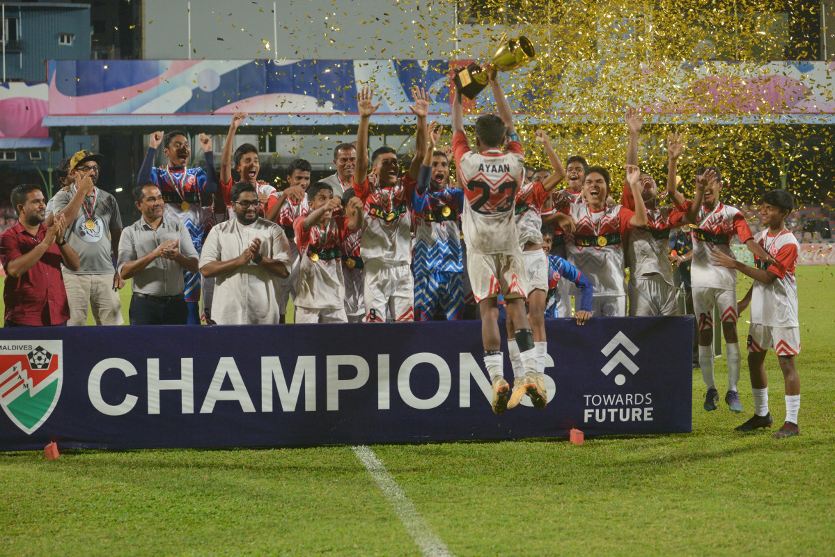 އިސްކަންދަރުގެ ކުޅުންތެރިން ތަށި އުފުލާލަނީ