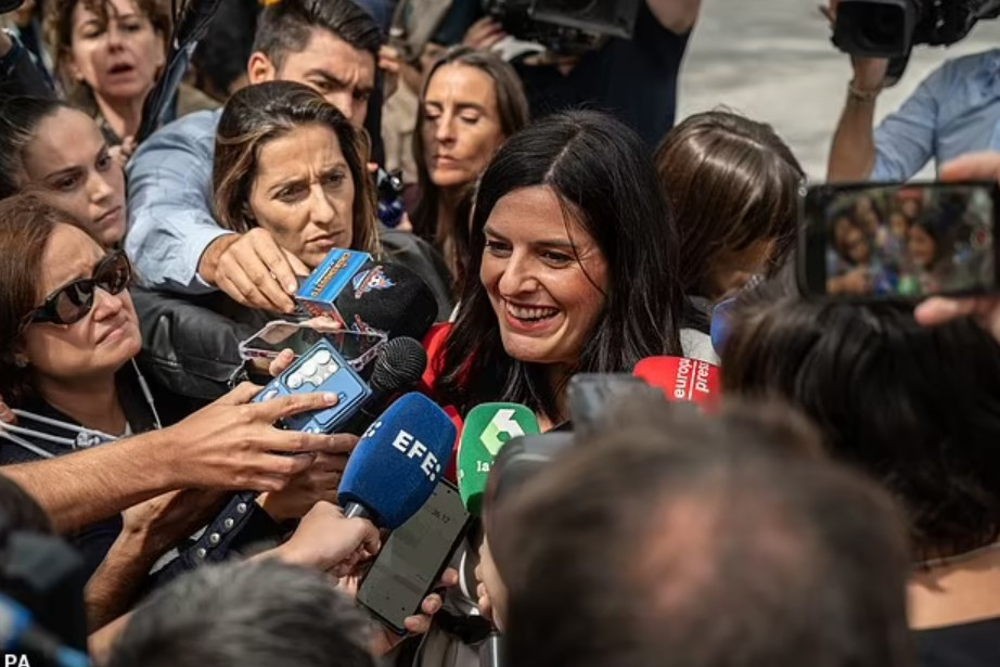 ޖެނީ ހާމޯސޯގެ ގާނޫނީ ވަކީލު ކާލާ ވޯލް، ނޫސްވެރިންނާ ވާހަކަދައްކަނީ