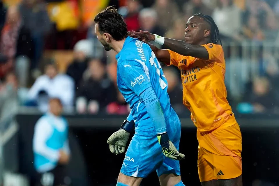 ވެލެންސިއާގެ ގޯލު ކީޕަރަށް ވިނީޝިއުސް ފައުލް ކުރަނީ