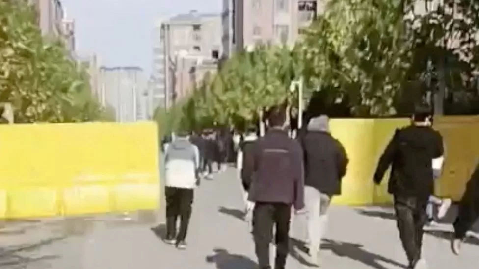 ޗައިނާގެ އައިފޯން ފެކްޓަރީ މުވައްޒަފުން މުޒާހަރާ ކުރަނީ