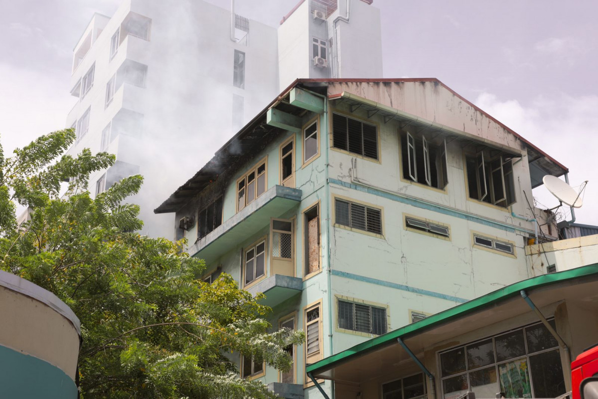 ގ. ތުނޑި އިމާރާތުގެ 4 ވަނަ ފަންގިފިލާގައި އަލިފާން ރޯވުން - އެ ފަންގިފިލާގެ ކުޑަދޮރުތަކާއި، ބޮޑު ދޮރުގެ އިތުރުން، މަތިވަޑާން ވަނީ ހަލާކުވެފައި، އަދި އޭސީގެ އައުޓްޑޯރ ޔުނިޓުވެސް ވަނީ ހަލާކުވެފައި - ފޮޓޯ: މުހައްމަދު އަނިލް