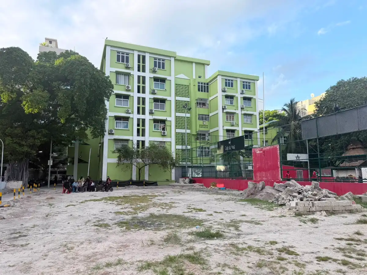 ފުރުގާން މިސްކިތް ކުރިމަތީގައި އޮތް ހުސް ބިމުގައި ފުޓްސަލް ދަނޑެއް އެޅުމަށް ނިންމާފައިވާތީ، އެ ސަރަހައްދުގައި ދިރިއުޅޭ އާންމު ރައްޔިތުންނާއި ޚާއްސަކޮށް އިސްރަށްވެހިން ދަނީ ކަންބޮޑުވުން ފާޅުކުރަމުން