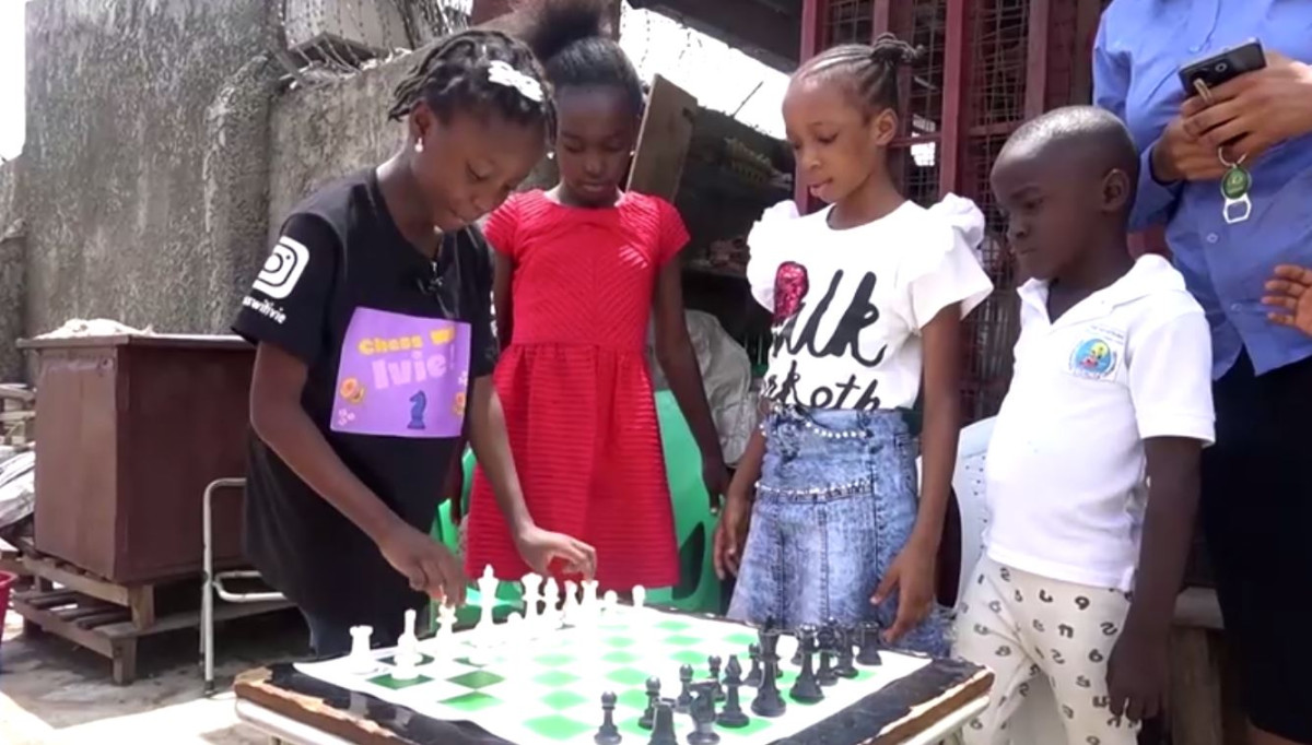 އައިވީ، ކުދިންތަކާއެކު ރާޒުވާ ކުޅެނީ