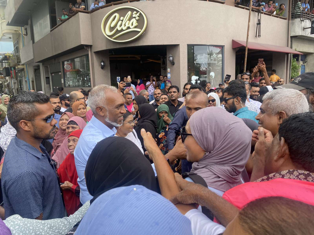 އިންތިޚާބީ ރައީސް ޑރ. މުހައްމަދު މުއިއްޒު ރައްޔިތުންނާ ސަލާމްކުރައްވަނީ