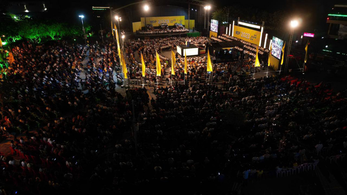 އެމްޑީީޕީ ރިޔާސީ ޓިކެޓް، ރައީސް ސާލިޙަށް ހަވާލުކުރެއްވުމަށް ބޭއްވި ޖަލްސާގެ ތެރެއިން - ރައީސް ވިދާޅުވި ގޮތުން އެމަނިކުފާނު ކުރިއަށް ވަޑައިގަންނަވާނީ ތަފާތު ކުރުމެއް ނެތި އެންމެންނަށް، މުޅި ރާއްޖެއަށް ހެވާ ލާބަ ހޯދައި ދިނުމުގައި - ފޮޓޯ: އެމްޑީޕީ