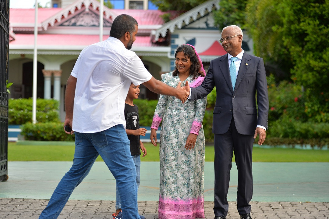 މިނިވަން ދުވަހު ރައީސްގެ ދެކަނބަލުން އާންމުންނާ ބައްދަލުކުރައްވަނީ - ފޮޓޯ: ރައީސް އޮފީސް