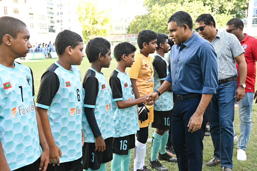 ހެންވޭރު ބޯޅަދަނޑުގައި ބޭއްވި ރަސްމިއްޔާތުގައި ރައީސުލްޖުމްހޫރިއްޔާގެ ނައިބު ވަނީ މުބާރާތުގެ ތިންވަނަ ހޮވި މެޗާއި ފައިނަލް މެޗުގެ ކުޅުން ބައްލަވާލައްވާފައި - ފޮޓޯ: ރައީސް އޮފީސް