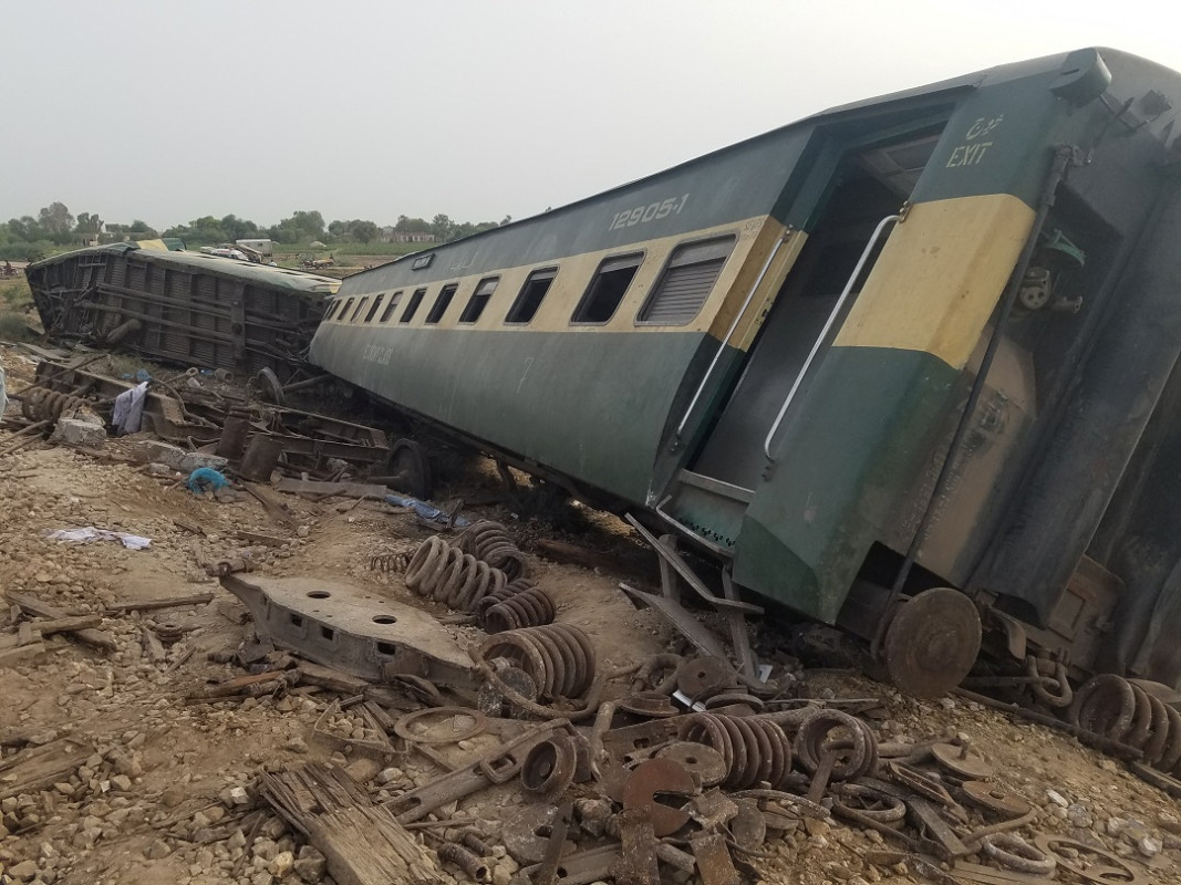 މި އެކްސިޑެންޓުގައި ރޭލު ފުރޮޅާލާފައިވަނީ ނަވާބްޝާހްގެ ސަހާރާ ރޭލްވޭ ސްޓޭޝަންދޮށުގައި - ފޮޓޯ: ރޮއިޓަރސް