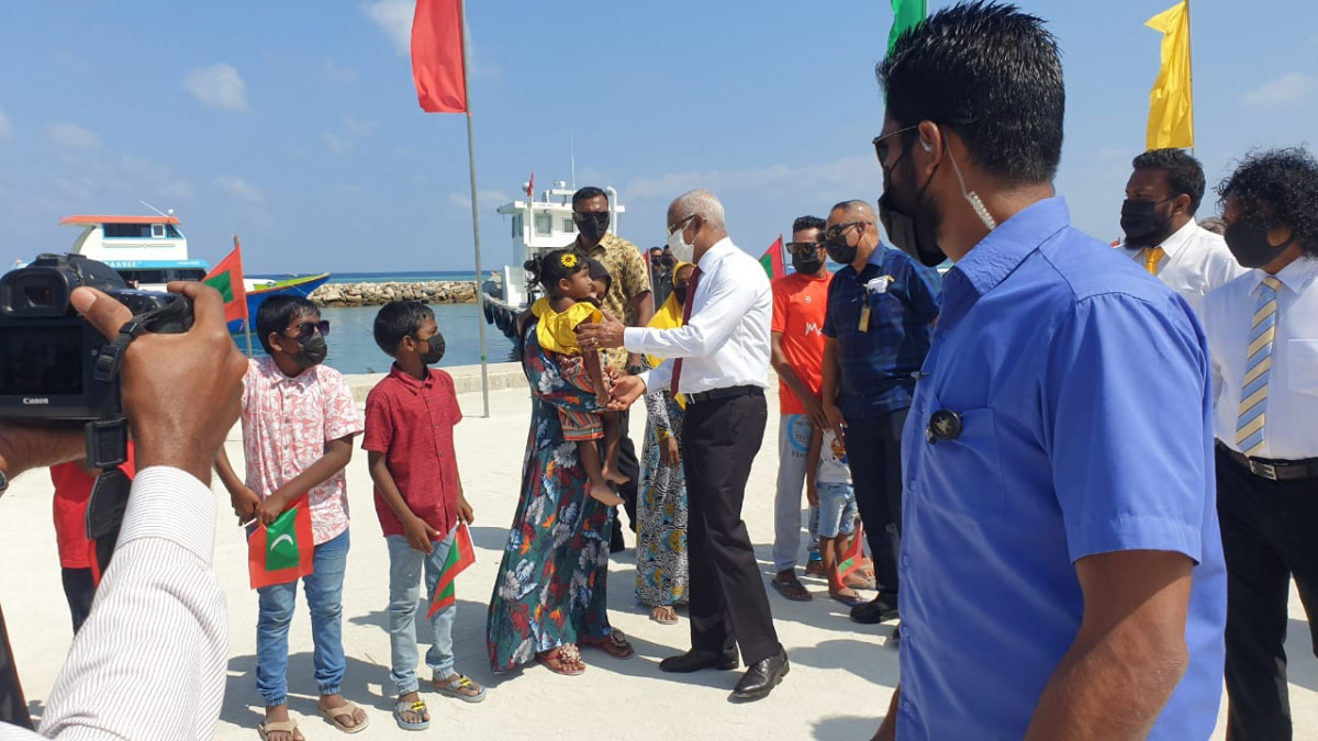 ރައީސް ޅ. އޮޅުވެލިފުއްޓަށް ވަޑައިގަތުން - ރައީސް ޅ. އަތޮޅަށް ކުރައްވަމުން ގެންދަވާ ދަތުރުފުޅުގެ ތެރެއިން ޖުމްލަ 6 ރަށަކަށް ވަޑައިގަންނަވާނެ - ފޮޓޯ: ރާއްޖެއެމްވީ 