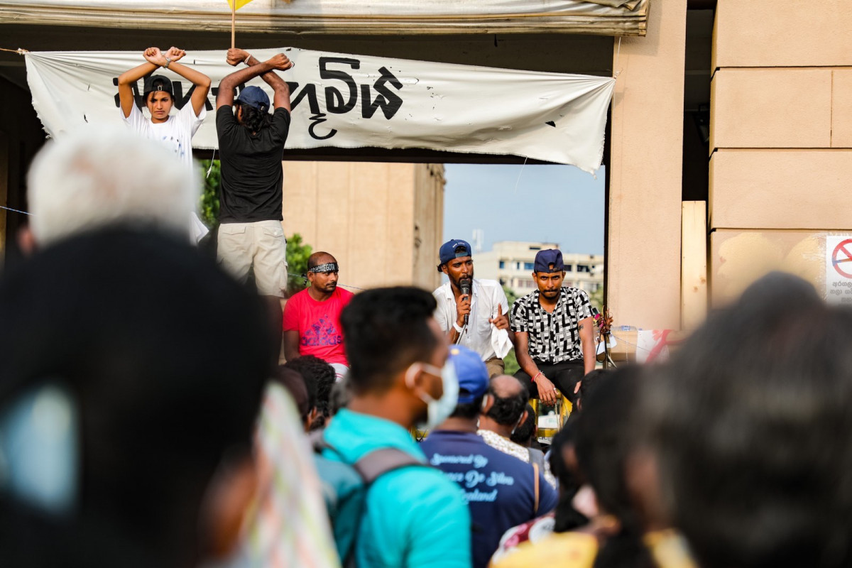 ސްރީލަންކާގެ އިގުތިސާދީ ހާލަތު ގޯސްވެ ކުރިމަތިވެފައިވާ ގޮންޖެހުންތަކާ ގުޅިގެން ކުރަމުންދާ މުޒާހަރާ - ސްރީލަންކާގެ އިގްތިސާދު މިހާބޮޑަށް ދަށަށް ދިޔަ ސަބަބުތަކުގެ ތެރޭގައި ކޮވިޑްގެ ހާލަތުވެސް ބޯމަތިވެފަ އޮއްވާ ކުލިއަކަށް ދަނޑުވެރިކަމުގައި ބޭނުންކުރާ ކެމިކަލް ހިމެނޭ ފަރޓިލައިޒަރު މުޅިން މަނާކުރުންވެސް ހިމެނޭ - ފޮޓޯ: ރާއްޖެއެމްވީ