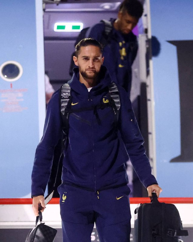 ފްރާންސް ޓީމުގެ ކުޅުންތެރިން ފްލައިޓުން ފައިބަނީ: ފޮޓޯ - ރޮއިޓާސް 