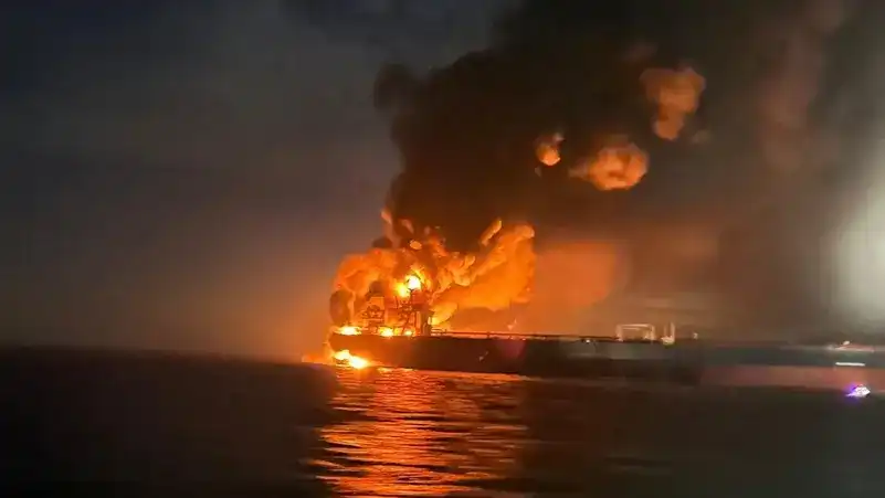 ތުރުކީގެ ބޮސްފޮރަސް ސްޓްރެއިޓް ކައިރީގައި އޮންނަ ކަޅު ކަނޑުގައި ރަޝިޔާގެ ފްލީޓަކަށް ޔުކްރެއިން ދިން ހަމަލާ ގައި ބޯޓެއް ގައި ރޯވެ އަނދަނީ، ނޮވެމްބަރު 28، 2025.