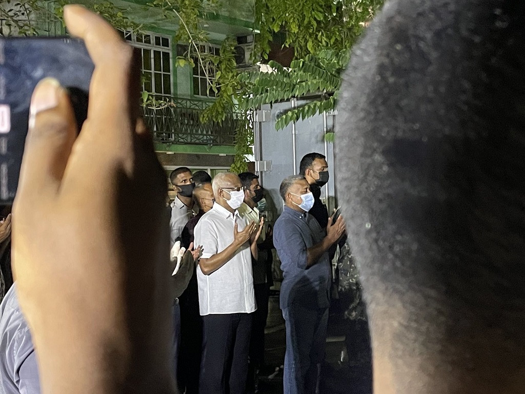 ނިޝާން އިއްޒުއްދީންގެ އިއްޒަތުގެ ވެރިޔާ އުމަރު ޒާހިރު ފަސްދާނުލުން - އޮނަރަބަލް އުމަރު ޒާހިރު ވަނީ 1980 ވަނަ އަހަރުން ފެށިގެން 1993ގެ ނިޔަލަށް މާލޭ މުނިސިޕަލްޓީގެ ރައީސްކަން ކުރެއްވާފައި - ފޮޓޯ: ރާއްޖެއެމްވީ