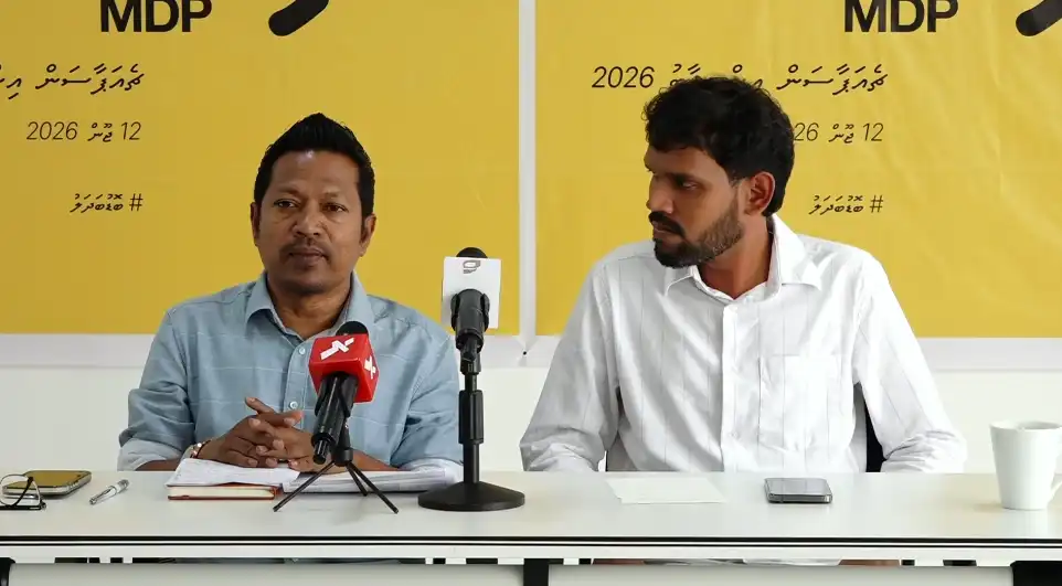 ނޫސްވެރިކަމުގެ ދިފާއުގައި ކުރިއަށް ގެންދިޔަ އިހުތިޖާޖެއްގެ ތެރެއިން ސޯޝަލް މީޑިއާ އެކްޓިވިސްޓު ޝަމްއޫނު ޖަލީލު (ލޫކަސް) ހައްޔަރުކުރި މައްސަލައާ ގުޅިގެން ހުރި ކަންބޮޑުވުންތައްފާޅު ކުރުމަށް ހޯމަ ދުވަހު ބޭއްވި ނޫސްވެރިންގެ ބައްދަލުވުމުގައި ރައްޔިތުންގެ މަޖިލީހުގެ ކުރީގެ މެންބަރު އަދި ގާނޫނީ ވަކީލު އިމްތިޔާޒު ފަހުމީ ވާހަކަ ދައްކަވަނީ.