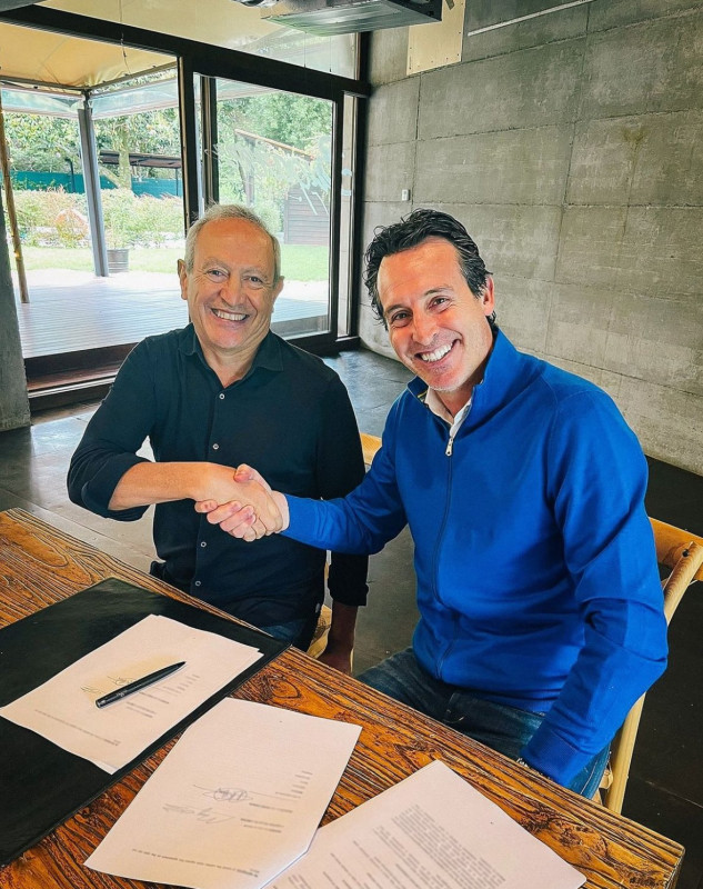 އެސްޓަން ވިލާގެ އެއްބަސްވުމުގައި ސޮއި ކުރުމަށްފަހު އެމެރީ