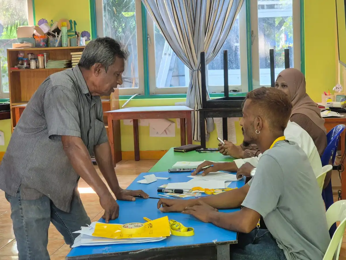 ރ.އަލިފުށީގައި ލޯކަލް ކައުންސިލް އަދި ޑަބްލިއުޑީސީގެ އެމްޑީޕީގެ ޕްރައިމަރީގެ ވޯޓުލުން ފެށިގެން ކުރިއަށް ދަނީ