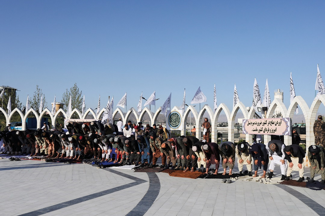 ކާބުލްގައި ކުރިއަށް ގެންދިޔަ ތާލިބާނުންގެ ދިދަ ނެގުމުގެ ރަސްމިއްޔާތުގައި ބައިވެރިވި މީހުން ނަމާދު ކުރަނީ - ފޮޓޯ: ރޮއިޓަރސް 