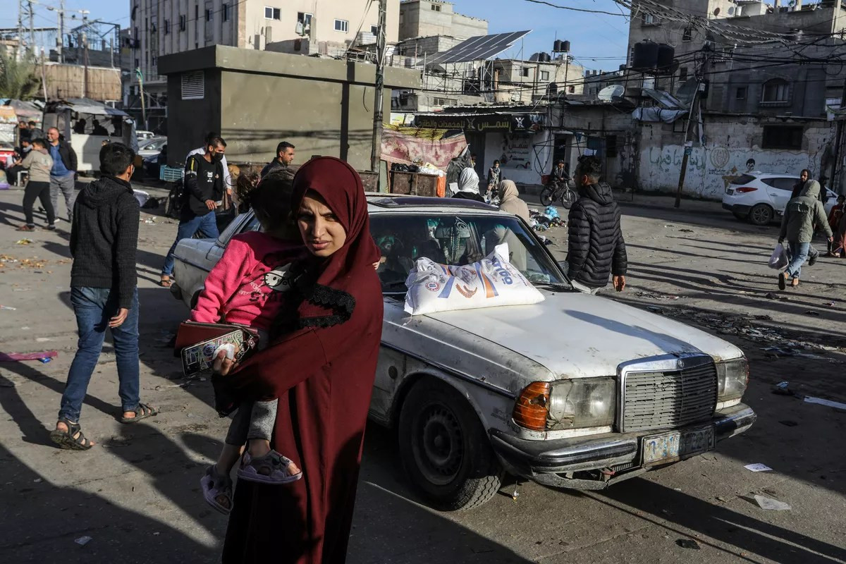 ރަފާ ސިޓީގައި އިސްރާއީލުގެ ހަމަލާތައް ދެމުންދާއިރު، ފަލަސްތީމީހުން އާންމު ދިރިއުޅުމުގެ ބޭނުންތައް ފުއްދުމަށް މަސައްކަތް ކުރަނީ އުނދަގޫ ހާލަތްތަކުގައި