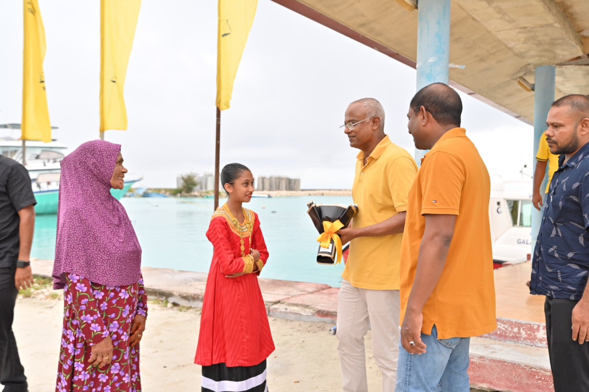 އައްޑޫ ސިޓީގެ ރައްޔިތުން އެމްޑީޕީގެ އިސް އެޑްވައިޒަރ އަދި ކުރީގެ ރައީސް އިބްރާހީމް މުހައްމަދު ޞާލިހަށް މަރުހަބާ ދަންނަވަނީ