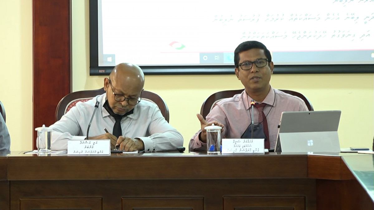 ބަޖެޓް ދިރާސާކުރާ ކޮމިޓީ ބައްދަލުވުމެއްގައި އޭސީސީގެ ކުރީގެ މެމްބަރު އަލީ އަޝްރަފް ބައިވެރިވެވަޑައިގަންނަވަނީ