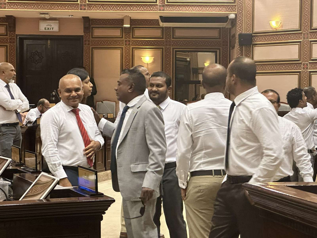 ޖަލްސާ ފެށުމާއެކު މަޖިލީހުގެ މެންބަރުން ވަނީ މަޖިލީހުގެ ޖަލްސާ ކުރިއަށް ގެންދަނީ ޤަވާއިދާއި ޚިލާފަށް ކަަމަށް ފާހަގަކުރައްވާ ނިޒާމީ ނުކުތާތައް ނަންގަވާފައި - ފޮޓޯ: ރާއްޖެއެމްވީ