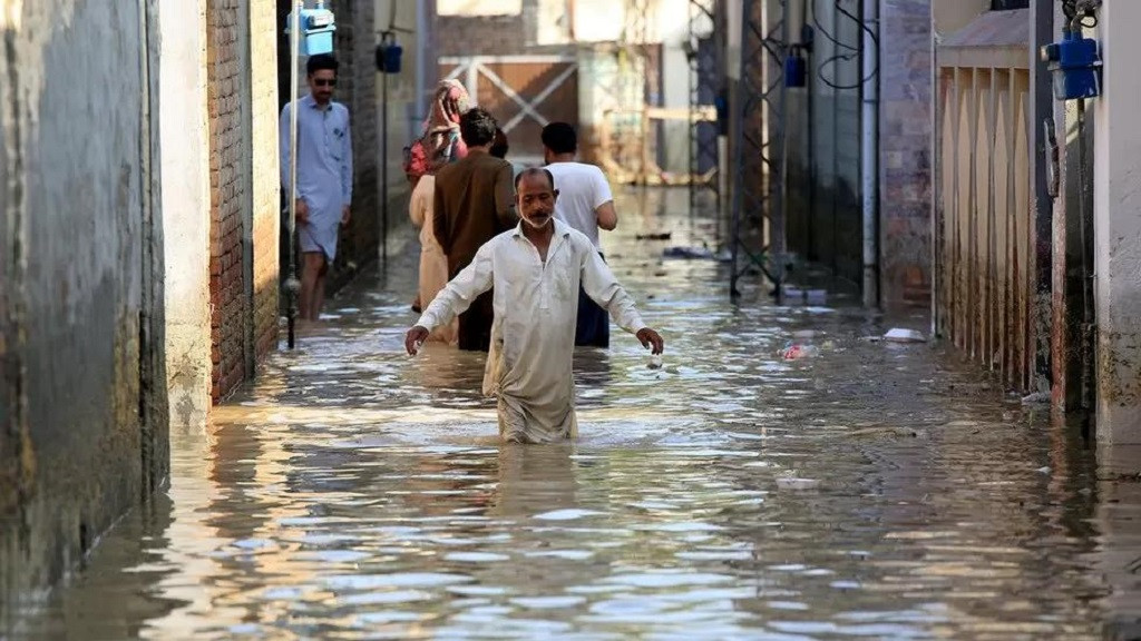 ޕާކިސްތާނުގައި ފެންބޮޑުވެފައިވާ މަގެއް