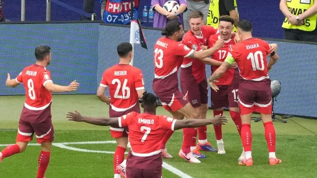 ސްވިޒަލެންޑުގެ ކުޅުންތެރިންނާއެކު ޒަކާ (10) އުފާ ފާޅު ކުރަނީ