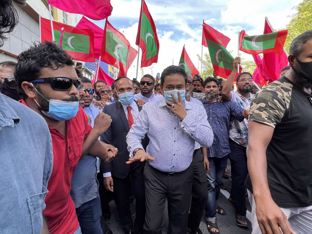 ރައީސް ޔާމީން މިނިވަން ވުމާއި ގުޅިގެން އެމަނިކުފާނުގެ ސަޕޯޓަރުން އުފާފާޅުކުރަނީ