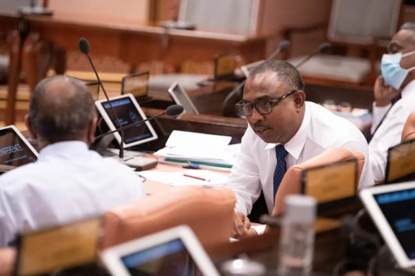 އެފްއޭއެމްގެ ފުރަތަމަ އިންތިޚާބީ ރައީސް އަދި މެދު ހެންވާރު ދާއިރާގެ މެމްބަރު އަލީ އާޒިމް