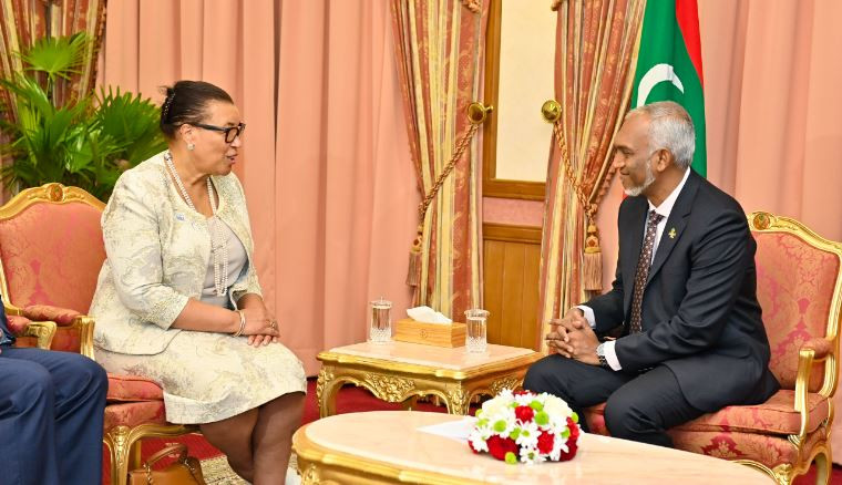 ރައީސާއި ކޮމަންވެލްތުގެ ސެކްރެޓަރީ ޖެނެރަލާއި މަޝްވަރާކުރައްވަނީ