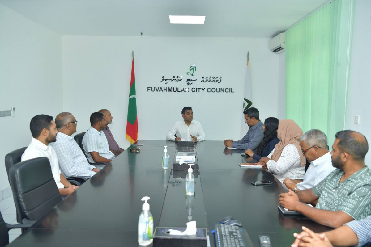 Vice President Faisal Naseem met with members of the Fuvahmulah City Council at the Secretariat of the Fuvahmulah City Council, on Saturday afternoon.