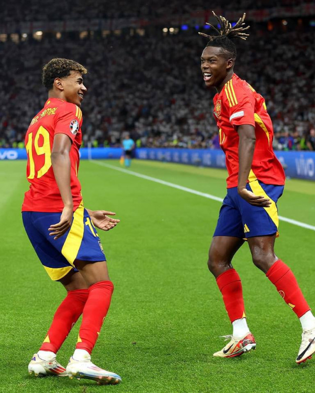 މެޗުގައި ލަނޑު ޖެހުމަށްފަހު ސްޕެއިންގެ ކުޅުންތެރިން އުފާ ފާޅުކުރަނީ