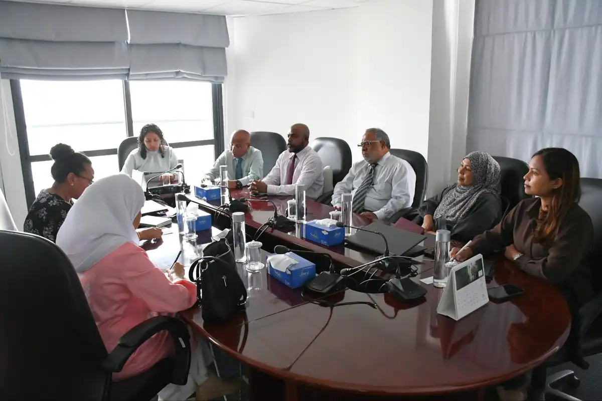 ހިއުމަން ރައިޓްސް ކޮމިޝަން (އެޗްއާރްސީއެމް)ގެ މެންބަރުން ކުރިއަށް ގެންދިޔަ ބައްދަލުވުމެއްގެ ތެރެއިން