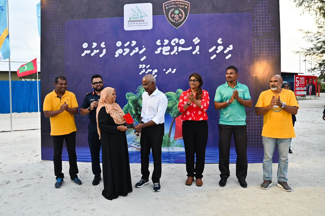 ގދ. ތިނަދޫގައި ސަރުކާރުން ހިންގާފައިވާ ތަރައްޤީގެ ބައެއް މަޝްރޫޢުތަކުގެ ނިމުން ފާހަގަކުރުން - ފޮޓޯ: ރައީސް އޮފީސް