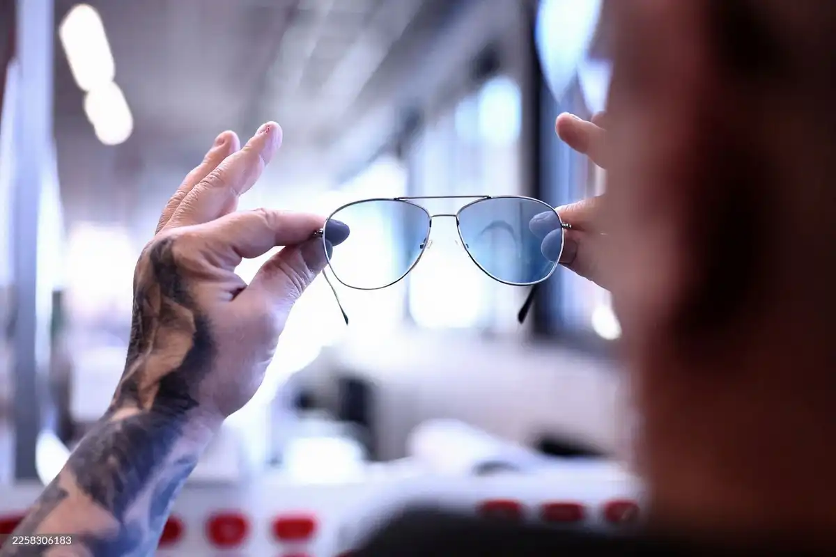 ފްރާންސްގެ ރައީސް އެމަނުއަލް މެކްރޮން ބޭނުންފުޅުކުރައްވާ އަވިއައިނު އުފެއްދުމަށް މަޝްހޫރުވެފައިވާ އެ ގައުމުގެ އައިނު އުފައްދާ ކުންފުނި، މެއިޒަން ހެންރީ ޖޫލިއަންގެ މުވައްޒަފަކު އެ ކުންފުނިން ތައްޔާރުކޮށްފައިވާ "ޕެސިފިކް" މޮޑެލްގެ އައިނެއް ދައްކާލަނީ.