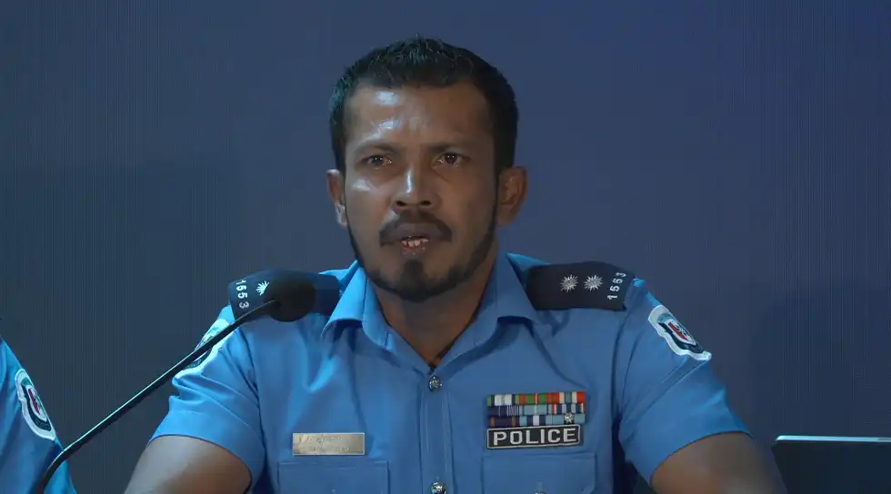 ނޫސްވެރިންގެ ބައްދަލުވުމުގައި އެންޓި-ސްކޭމް ސެންޓަރުގެ ހެޑް، އިންސްޕެކްޓަރ އޮފް ޕޮލިސް އާދަމް ނަވީދު ވާހަކަ ދައްކަވަނީ