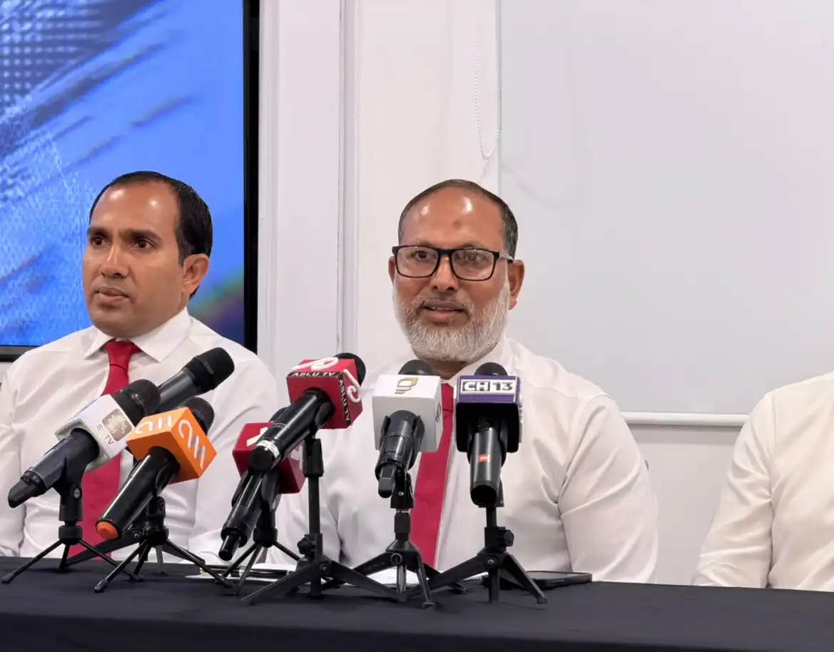 ރަސްމާލެގެ ބޮޑު ސަރަހައްދެއް އީގަލް ހިލްސްއަށް ދާއިމީކޮށް ދީފައިވާ ކަމަށް ބުނެ އުފެދިފައިވާ ކަންބޮޑުވުންތަކާ ގުޅިގެން ބޭއްވި ނޫސްވެރިންގެ ބައްދަލުވުމުގައި ކުރީގެ ހޯމް މިނިސްޓަރު ޝެއިޚް އިމްރާން އަބްދުﷲ ވާހަކަ ދައްކަވަނީ.