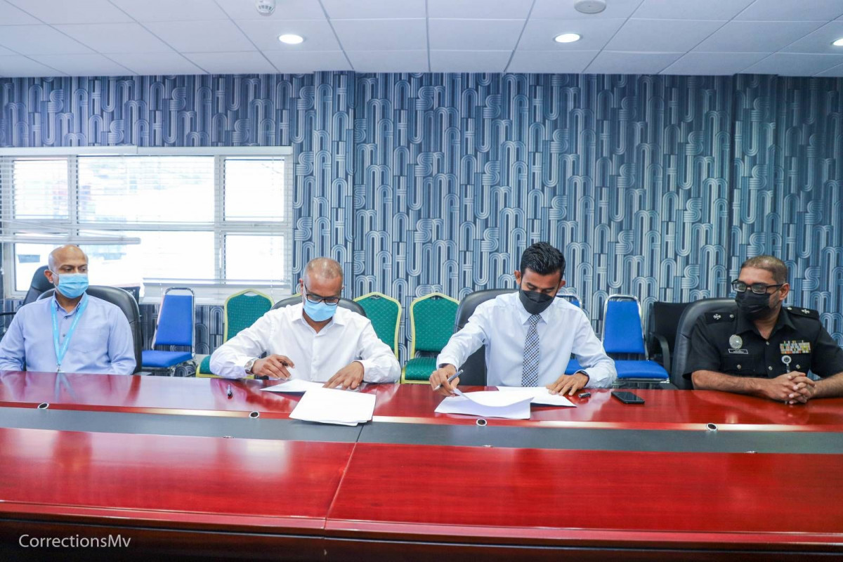 ޤައިދީންނާއި ބަންދުގައި ތިބޭ މީހުންނަށް ސްޕެޝަލިސްޓުން މެދުވެރިކޮށް ބޭސްފަރުވާ ފޯރުކޮށްދިނުމުގެ އިންތިޒާމް ހަމަޖެއްސުމާއި ބެހޭ ގޮތުން ފަހުމުނާމާއެއްގައި ސޮއިކުރެއްވުން