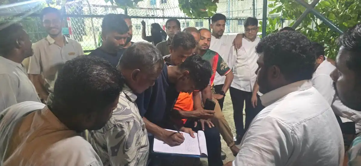 ރުފިޔާއިން މުސާރަ ދިނުމާ ދެކޮޅަށް ސޮއިކުރާ ޕެޓިޝަނުގައި ރާއްޖޭގެ ރިސޯޓެއްގެ މުވައްޒަފުން ސޮއިކުރަނީ