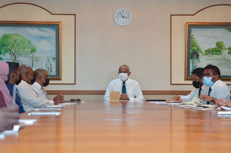 President meets with Magoodhoo Council and seeks council's continued endorsement for government zone development