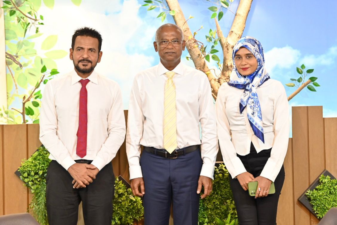 ރައީސުލްޖުމްހޫރިއްޔާ އިބްރާހިމް މުހައްމަދު ޞާލިހް އާއި ރާއްޖެޓީވީގެ ފަށާއިރު ޕްރޮގްރާމްގެ ހޯސްޓުން، ހެޑް އޮފް ޕްރޮގްރާމްސް އާމިރު ސަލީމް އަދި ސީނިއަރ ވީޑިއޯ ޖަރނަލިސްޓް ލައިޝާ އަހްމަދު - ފޮޓޯ: ރައީސް އޮފީސް