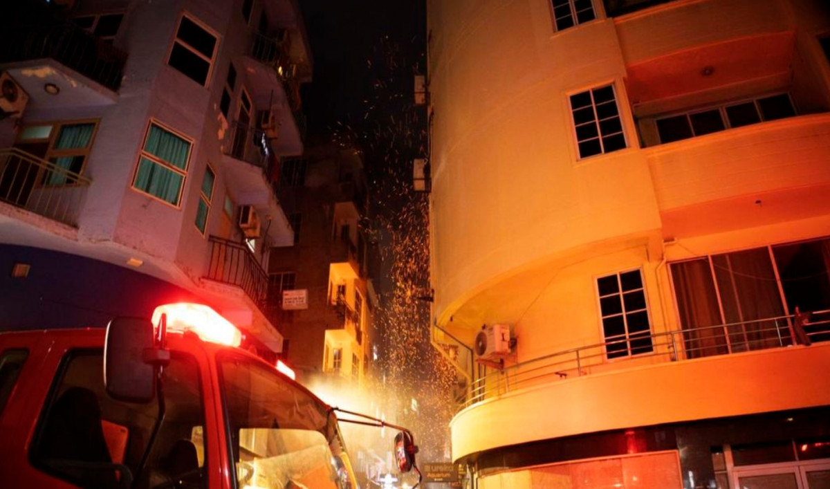 މ. ސެންރޯސް ކިޔާ ގެއެއްގެ އެންމެ ތިރީ ފަންގިފިލާގައި ހުރި ގަރާޖެއްގައި އަލިފާން ރޯވެފައި