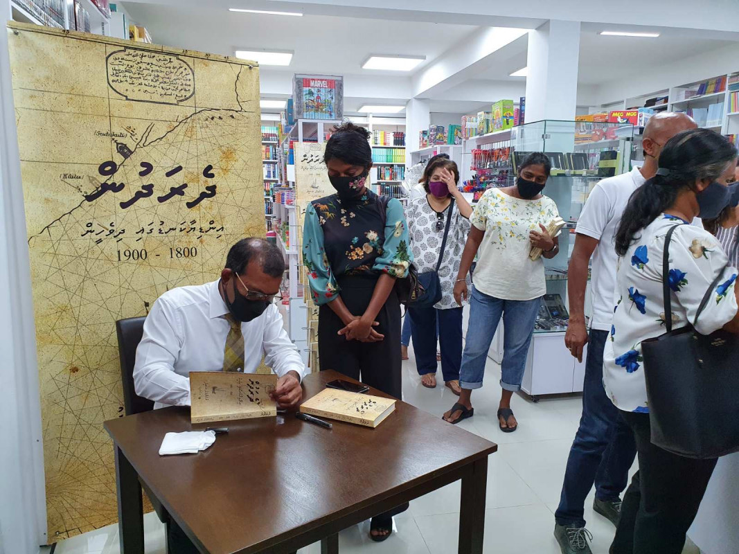 ރައީސް ނަޝީދު ލިޔުއްވި ދެރަދުން ފޮތް - މި ފޮތުގެ މައިގަނޑު ޚުލާސާ އަކީ 1800 ން 1900ށް ހޭދަވި ސަތޭކައެއްހާ އަހަރު ދުވަހުގެ ތެރޭގައި ރާއްޖޭގެ ވެރިކަމުގެ ނިޒާމު ހިމުންވެފައި އޮތް ގޮތް ރާޅުވެގެން ދިއަ ގޮތުގެ ވާހަކަ - ފޮޓޯ: ރާއްޖެއެމްވީ