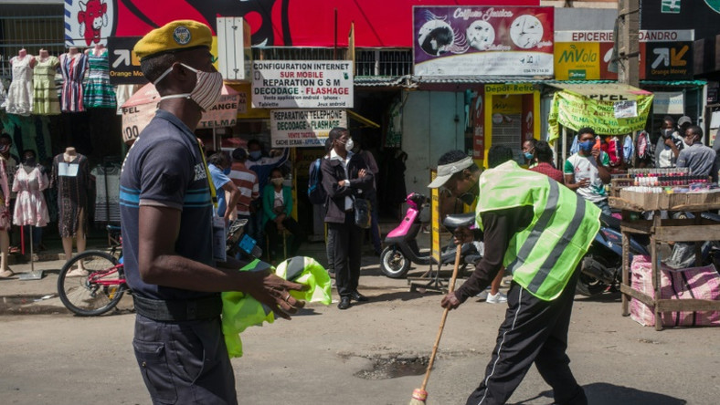 އަދަބެއްގެ ގޮތުން މީހަކު ލައްވާ މަގުމަތީ ސާފުކުރުވަނީ