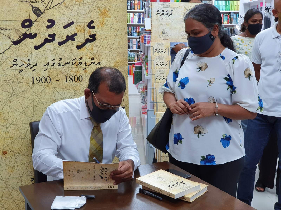 ރައީސް ނަޝީދު ލިޔުއްވި ދެރަދުން ފޮތް - މި ފޮތުގެ މައިގަނޑު ޚުލާސާ އަކީ 1800 ން 1900ށް ހޭދަވި ސަތޭކައެއްހާ އަހަރު ދުވަހުގެ ތެރޭގައި ރާއްޖޭގެ ވެރިކަމުގެ ނިޒާމު ހިމުންވެފައި އޮތް ގޮތް ރާޅުވެގެން ދިއަ ގޮތުގެ ވާހަކަ - ފޮޓޯ: ރާއްޖެއެމްވީ