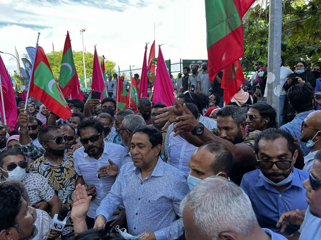 ރައީސް ޔާމީން މިނިވަން ވުމާއި ގުޅިގެން އެމަނިކުފާނުގެ ސަޕޯޓަރުން އުފާފާޅުކުރަނީ
