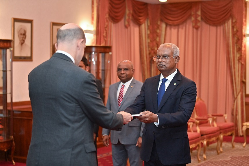 ޤައުމުތަކުގެ އައު ސަފީރުން ފަތްކޮޅު އެރުވުން